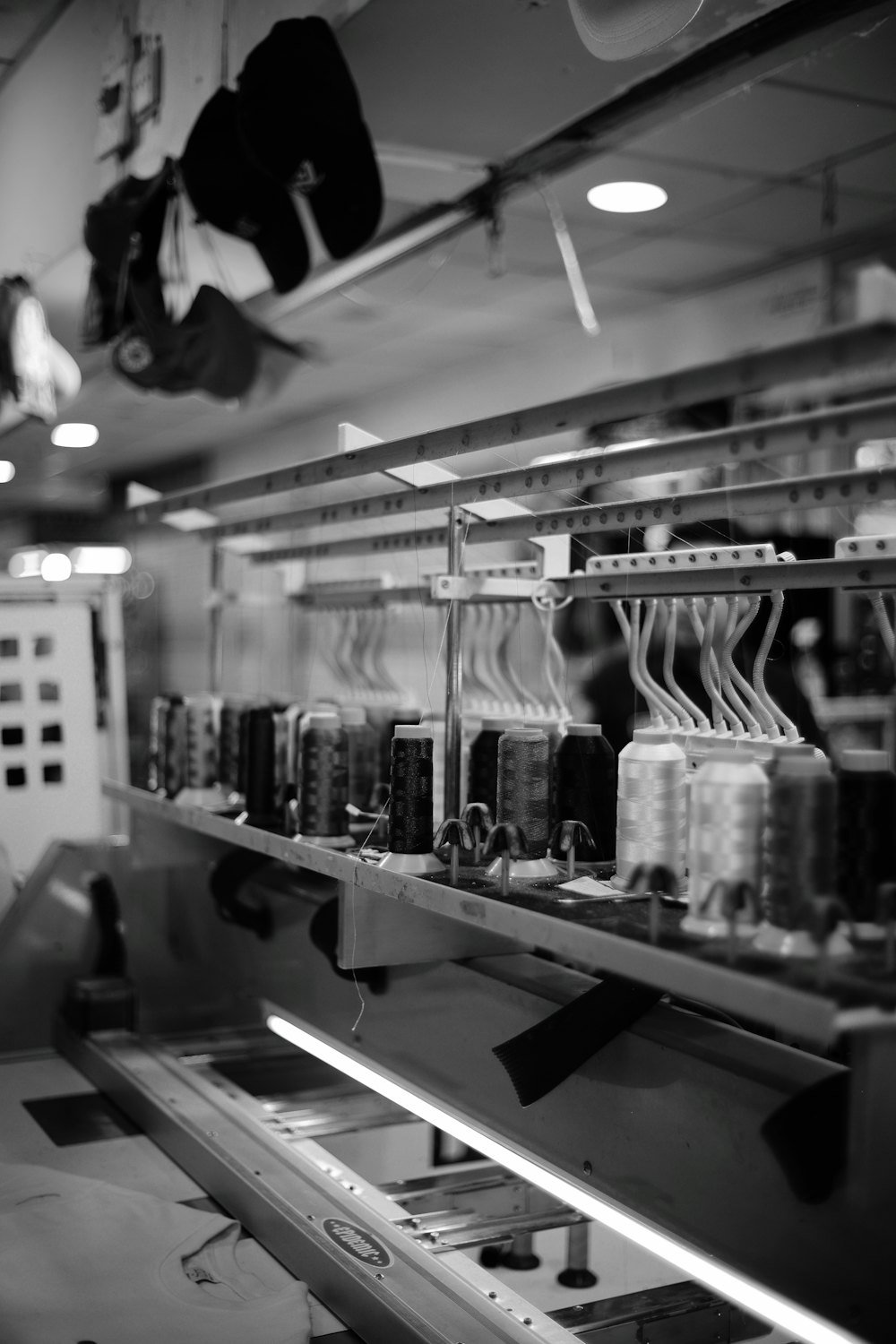 Industrial embroidery machine with spools